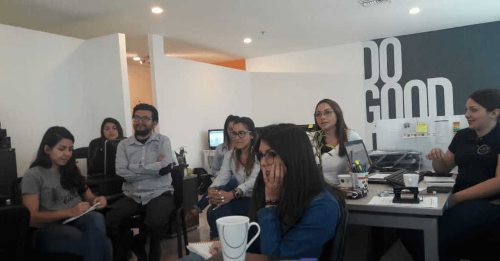 Equipo de JLV Enterprises Colombia debatiendo nuevos proyectos.